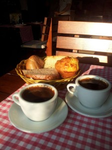 "Кувана кафа" (60 центов) и хлебная корзинка (бесплатно). Похожий на капкейк, - это проя - кукурузный хлеб, сербский и черногорский специалитет.
