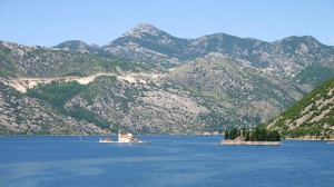 Госпа од Шкрпела (слева) и остров Святого Георгия