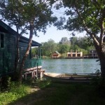 Деревянные домики вдоль реки Бояна.