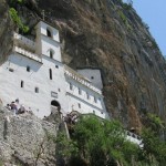 Острог: врезанный в скалу монастырь.
