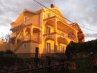 Объект-18678. Отличный трехэтажный дом с просторными террасами и видом на море в пригороде Будвы. До моря 400 метров.