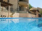 Объект 30087. Недвижимость в Черногории от застройщика: продаётся новая квартира с видом на море в жилом комплексе с бассейнами.